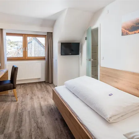 弗莱尔酒店-盖斯霍夫伦姆赫希 Hayingen