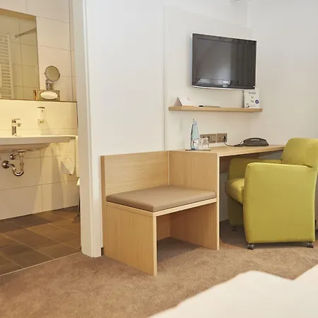 Flair Zum Hirsch בית הארחה 3*